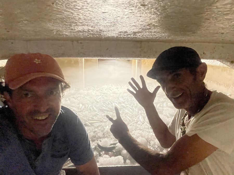 Luis Carrillo con el autor del texto, Antonio Aguilera, en la bodega con la captura del día.